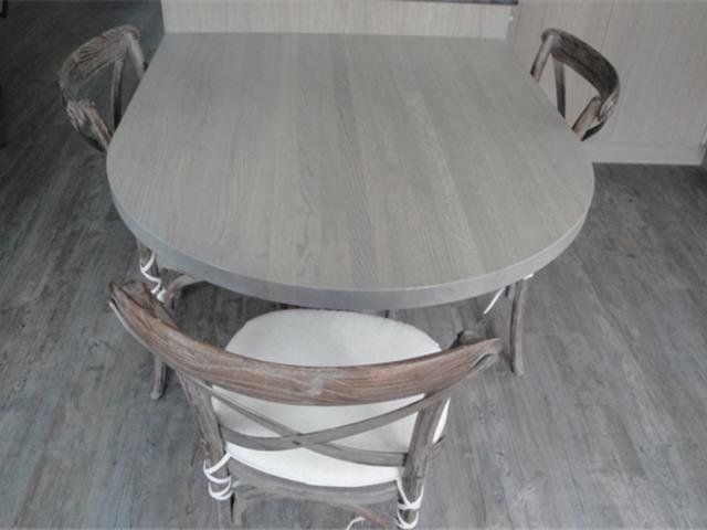 Eiken tafel met ronde massieve poot