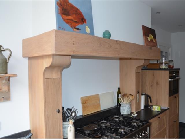Strakke eikenhouten schouwbalk met kruidenkastje