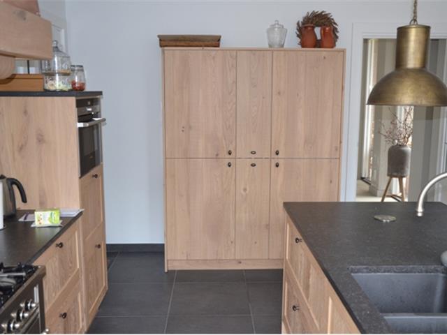 Kastenwand in ruwgezaagd eikenhout met groeven